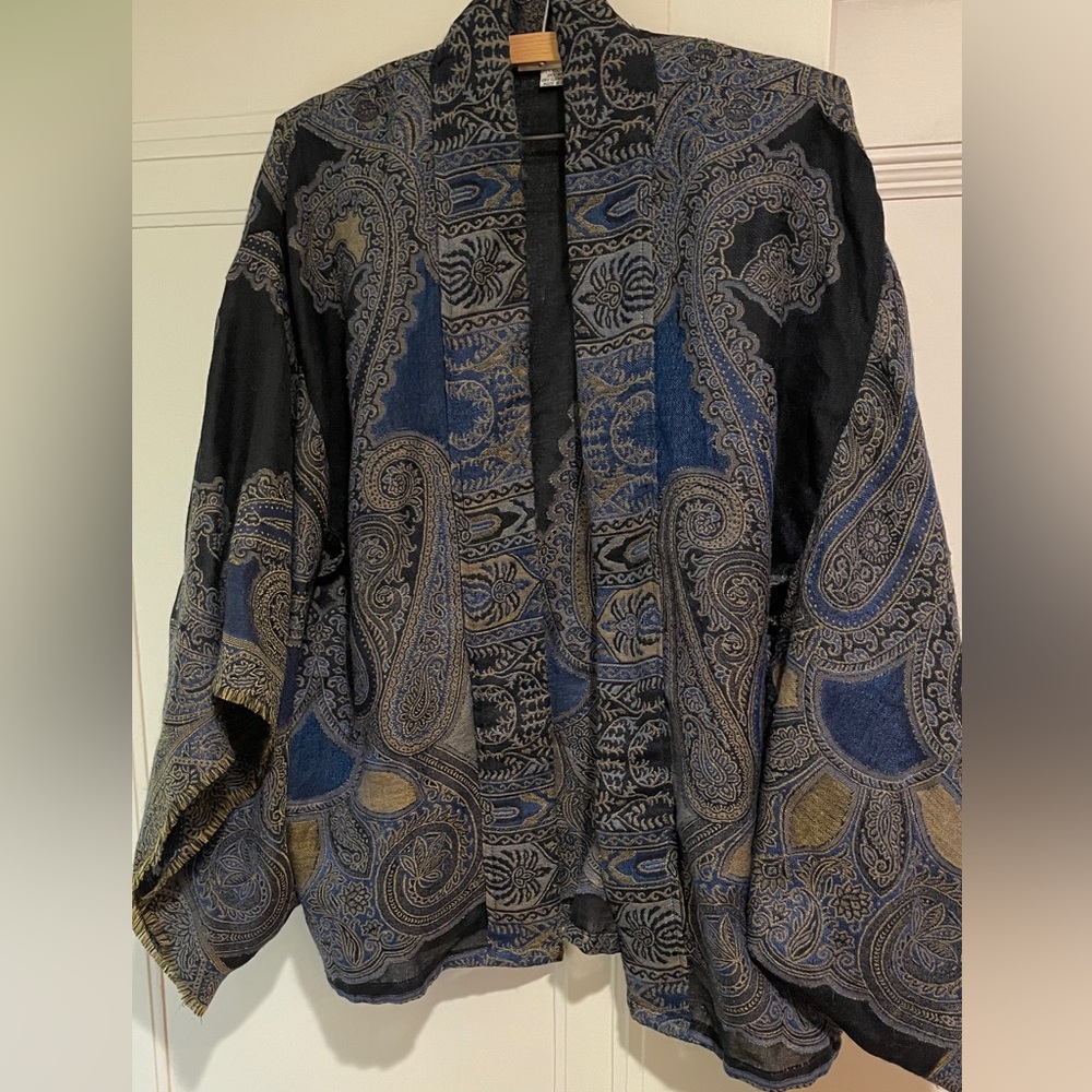 Elegant kimono Paisley Blue and Black. Size: S/M. Very roomy.